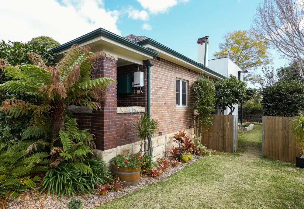 Aggiunta contemporanea al bungalow californiano