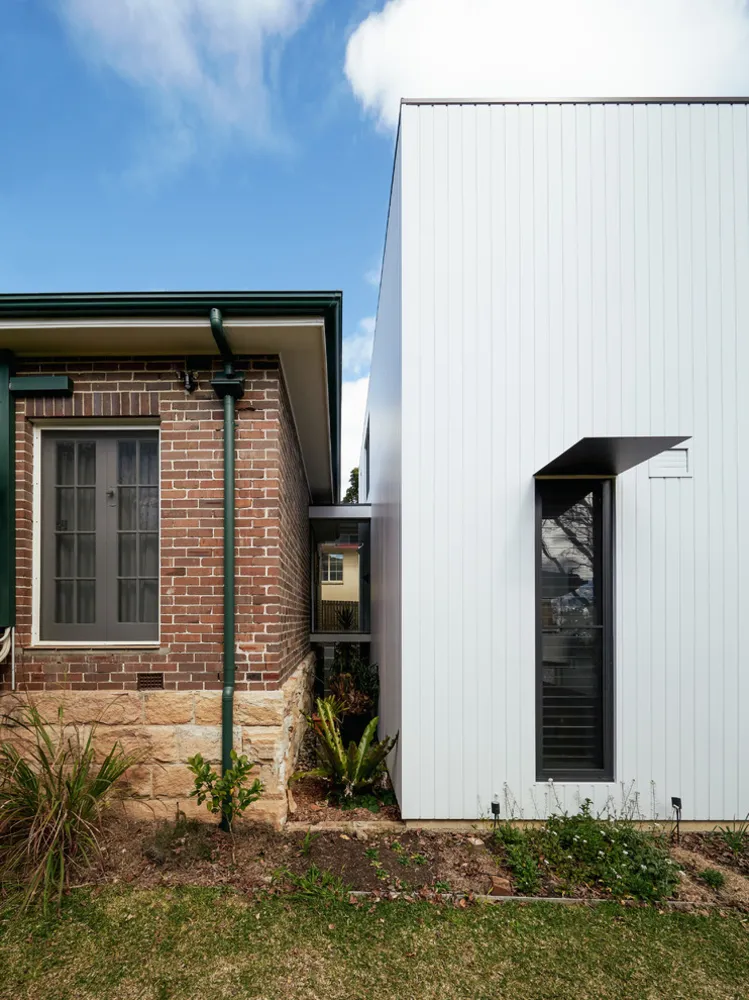 Aggiunta contemporanea al bungalow californiano