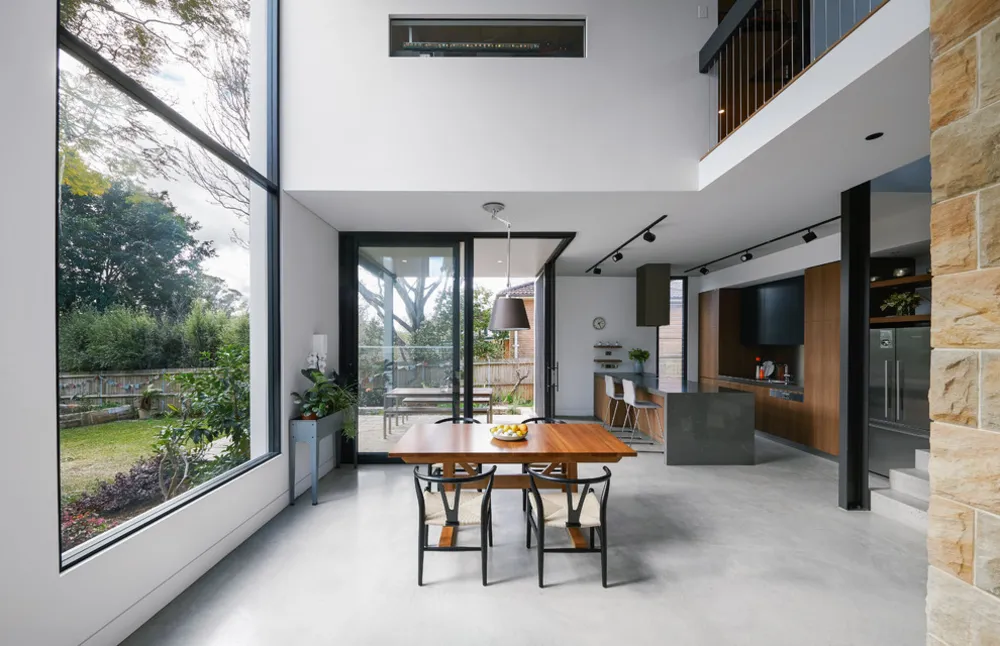 Aggiunta contemporanea al bungalow californiano