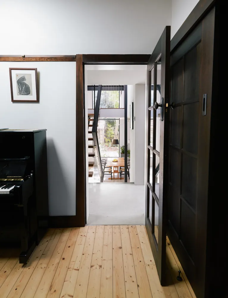 Aggiunta contemporanea al bungalow californiano