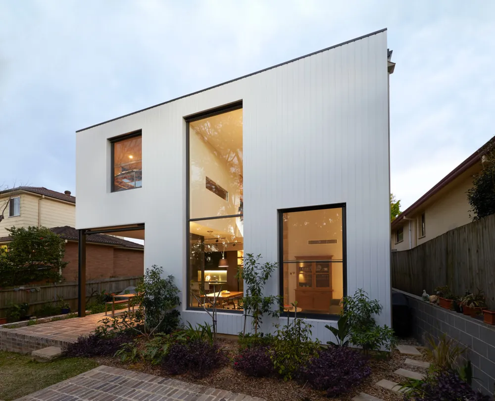 Aggiunta contemporanea al bungalow californiano