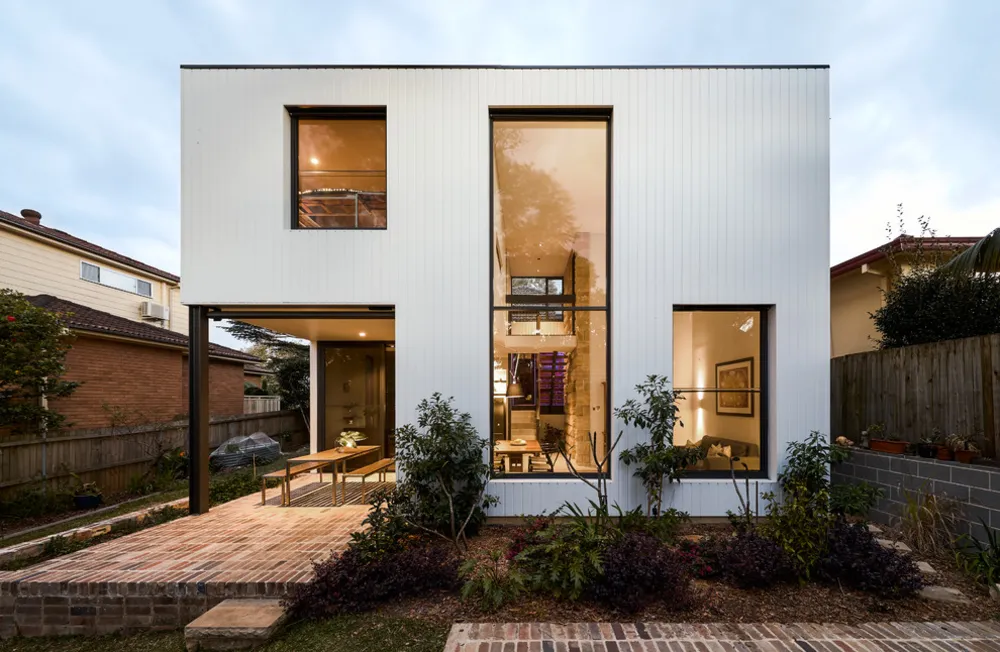 Aggiunta contemporanea al bungalow californiano