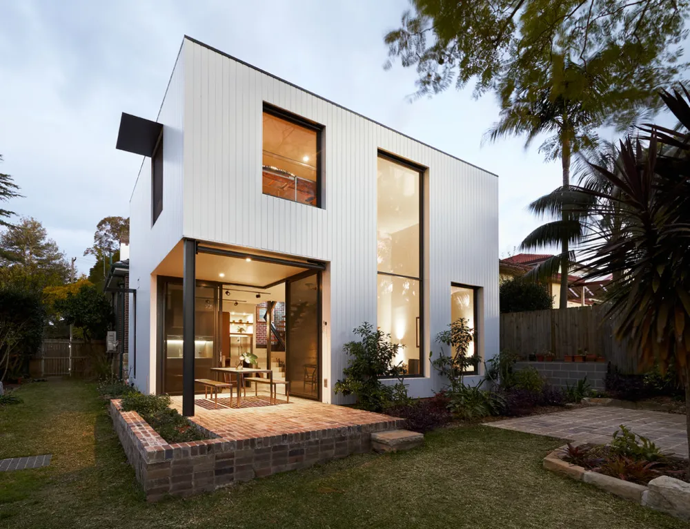 Aggiunta contemporanea al bungalow californiano