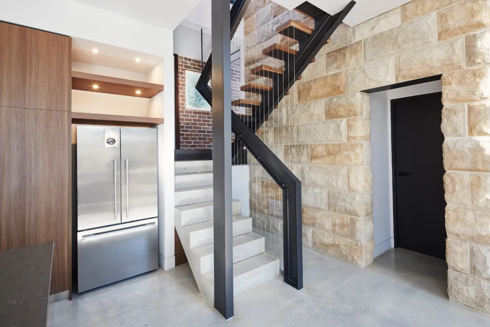 Aggiunta contemporanea al bungalow californiano