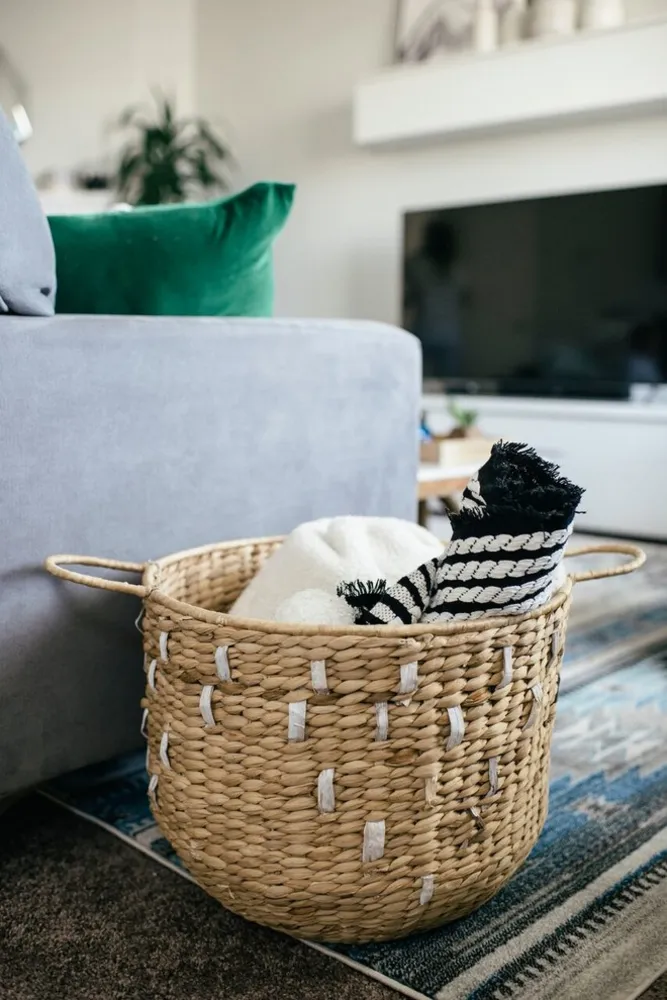 oturma odası, katmanlı dekor, boho, modern, eklektik, sepet, battaniyeler, depolama