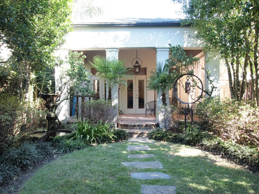 Servista'ım: Bir New Orleans Evinde Toplanan Antikalar ve Sanat Eseri