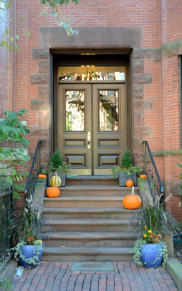 Festlige inngangsdører dekorert for høsten