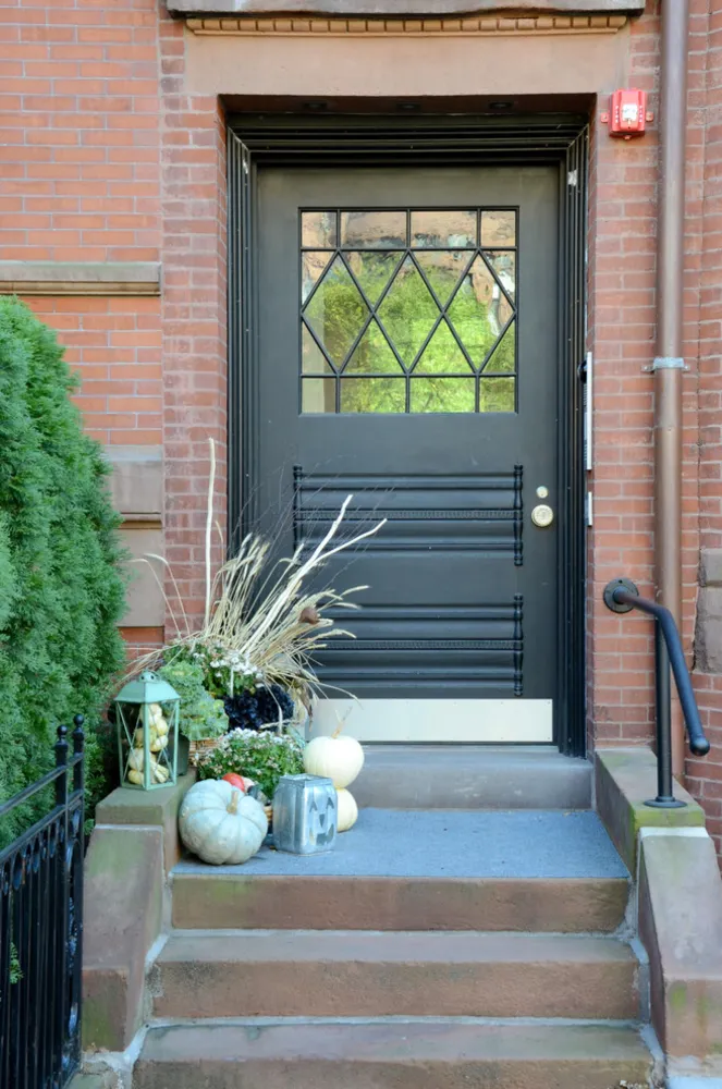 Festlige inngangsdører dekorert til høsten