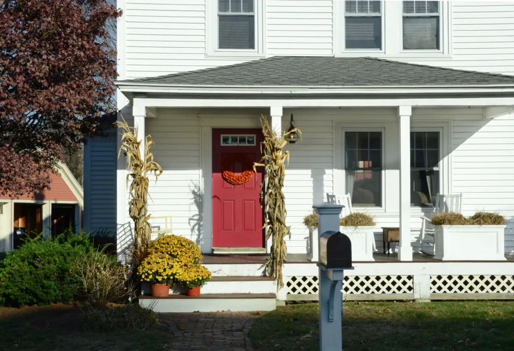Festlige inngangsdører dekorert til høsten