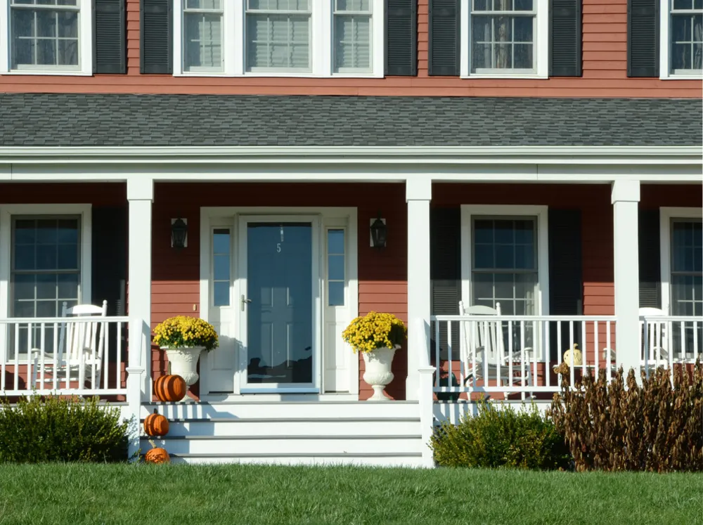 Festlige inngangsdører dekorert til høsten