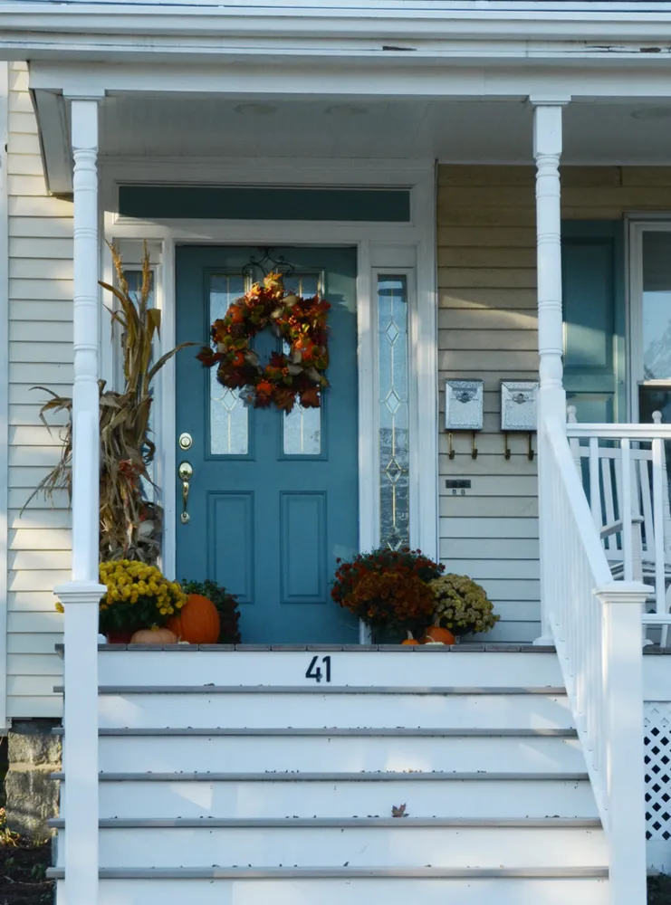 Festlige inngangsdører dekorert for høsten