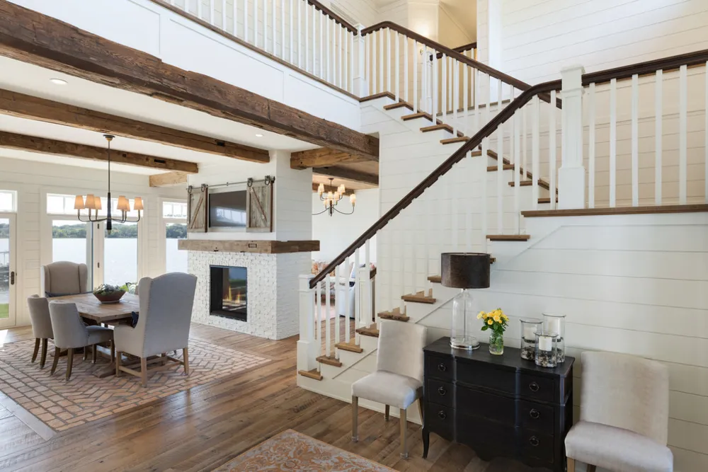 Восстановленный дом на берегу озера