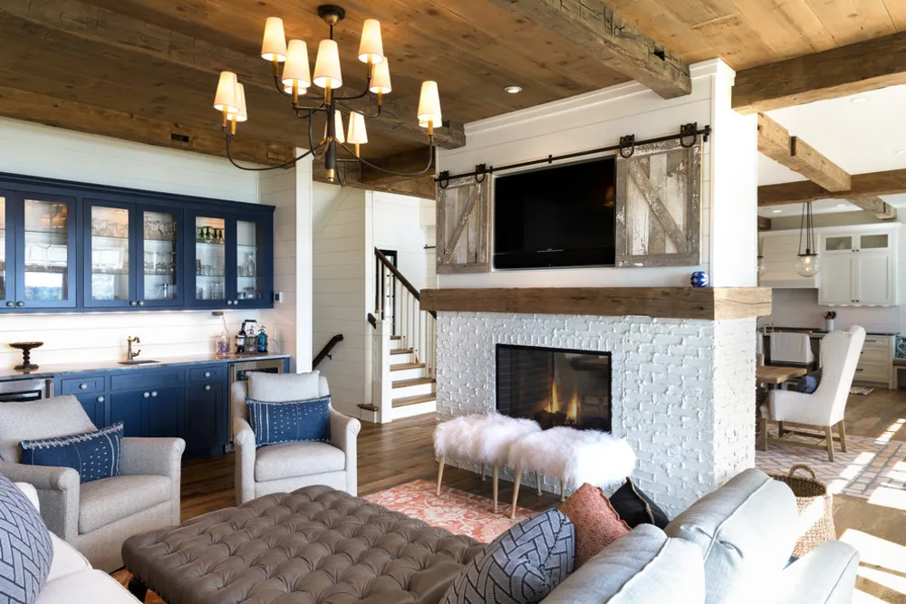 Восстановленный дом на берегу озера