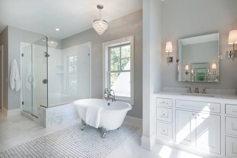 Восстановленный дом на берегу озера