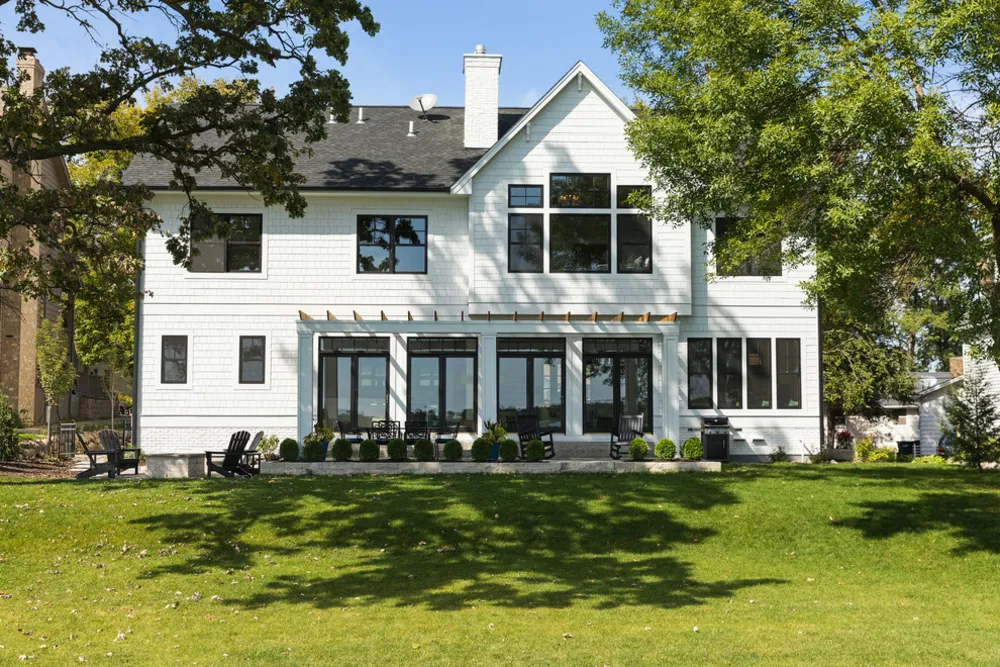 Восстановленный дом на берегу озера