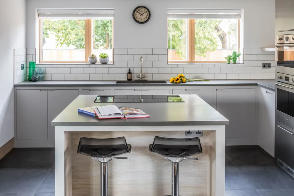 Zeitgenössische graue Industrieküche