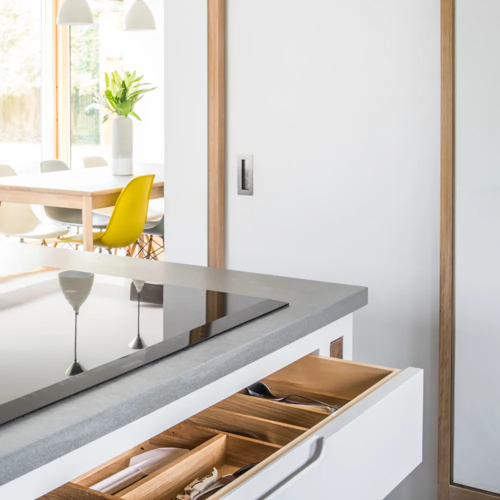 Zeitgenössische graue Industrieküche