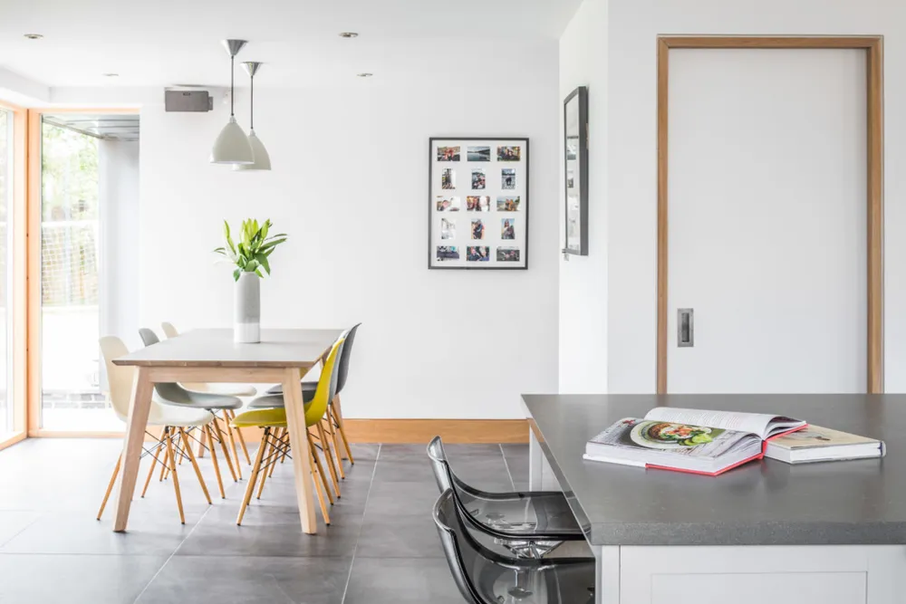 Moderne graue Industrieküche