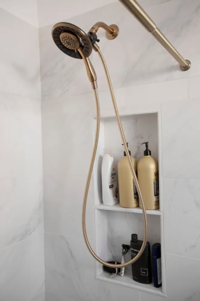 Få ideer fra dette budgetvenlige sort-hvide bad