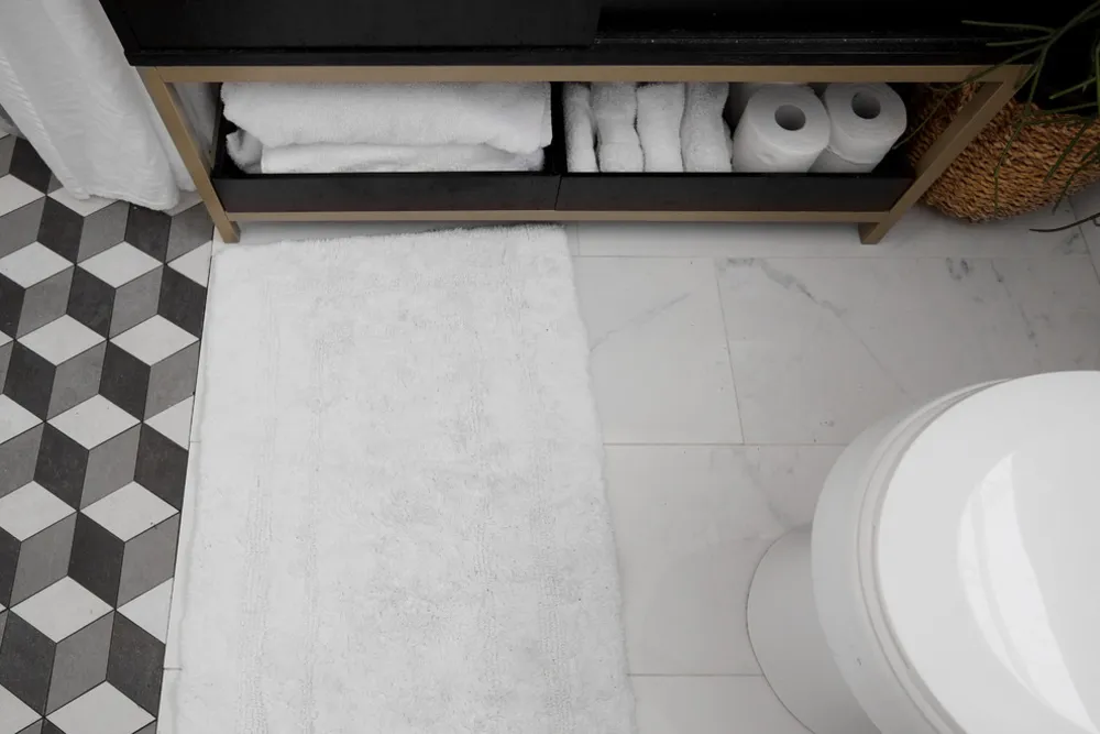 Få ideer fra dette budgetvenlige sort-hvide bad