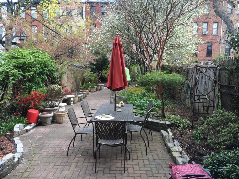 Park Slope, Brooklyn Garden Design, Fontana d'acqua, Finitrice in travertino, Recinzione in legno