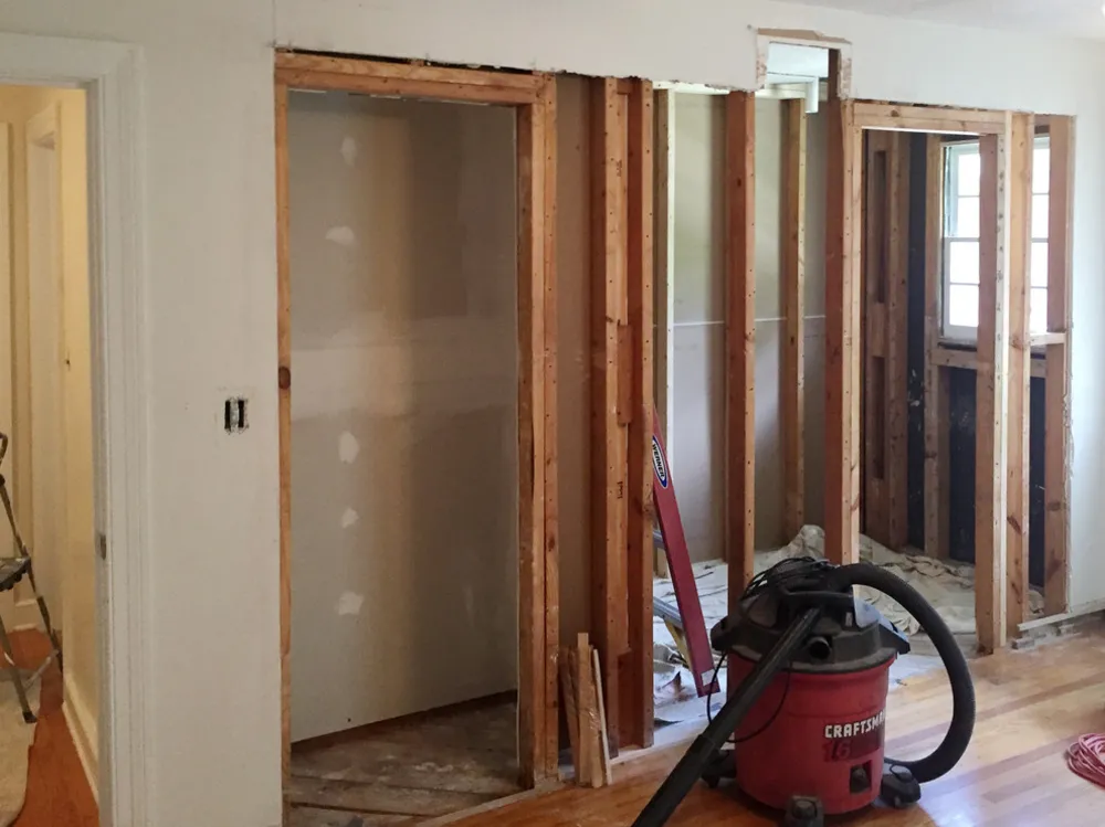 Få ideer fra dette budgetvenlige sort-hvide bad