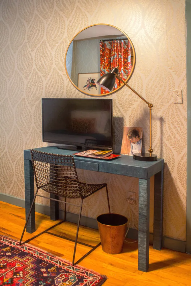 Fristigt lagdelt farve og tekstur opliver en lejlighed i Harlem