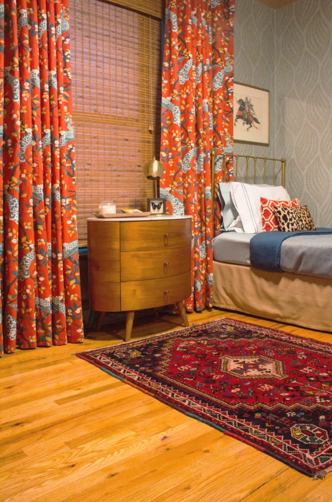 Fristigt lagdelt farve og tekstur opliver en lejlighed i Harlem