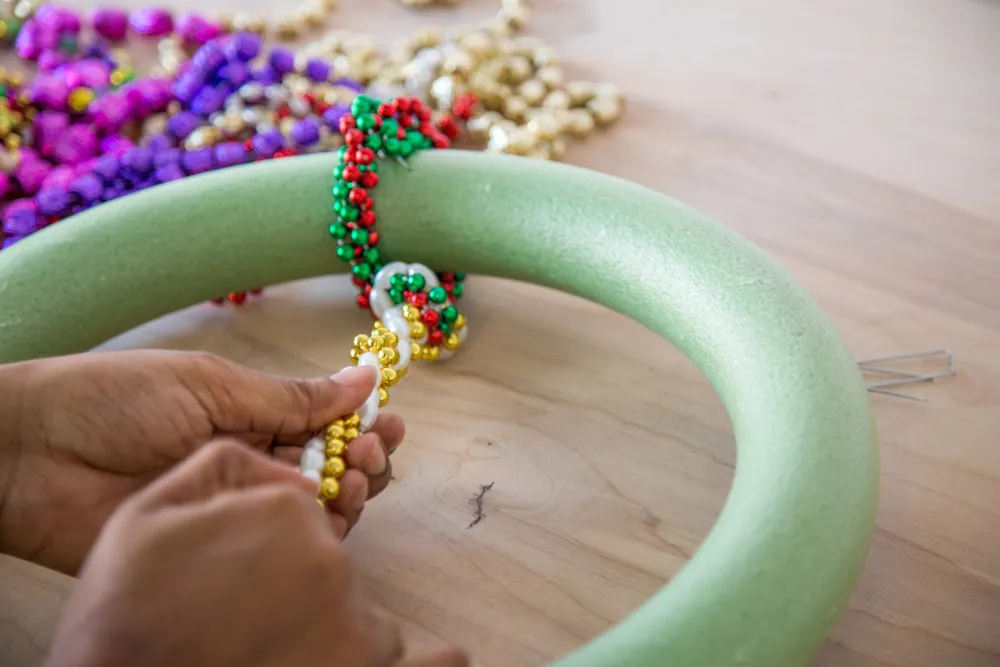 Skapa en festlig, färgglad Mardi Gras pärlkrans