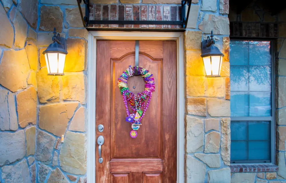 Skapa en festlig, färgglad Mardi Gras pärlkrans