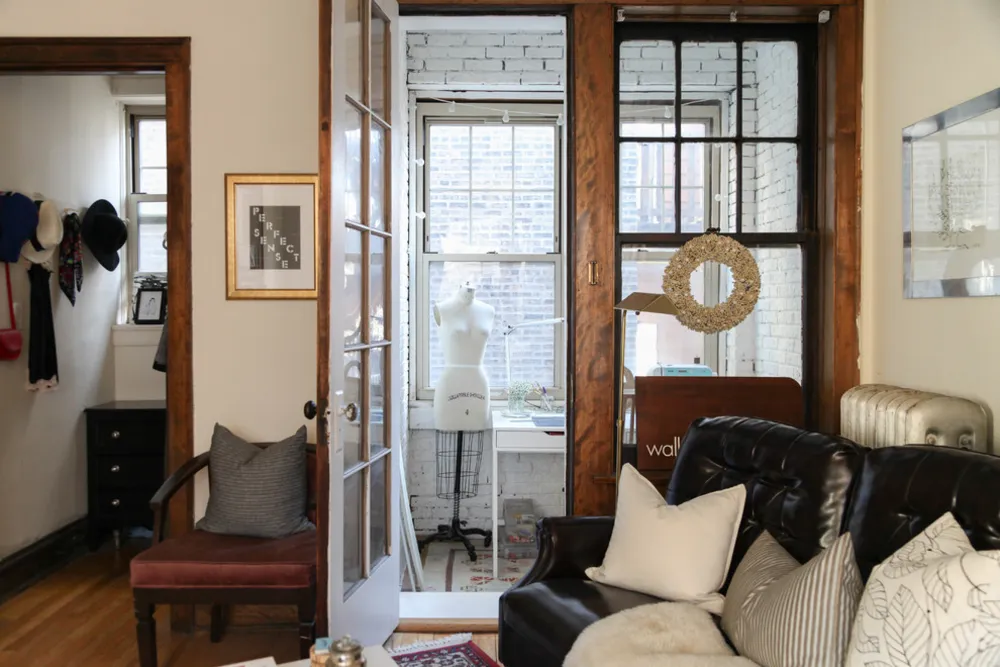 My Servista: Trä-och-vit charm i en grafisk designers lägenhet