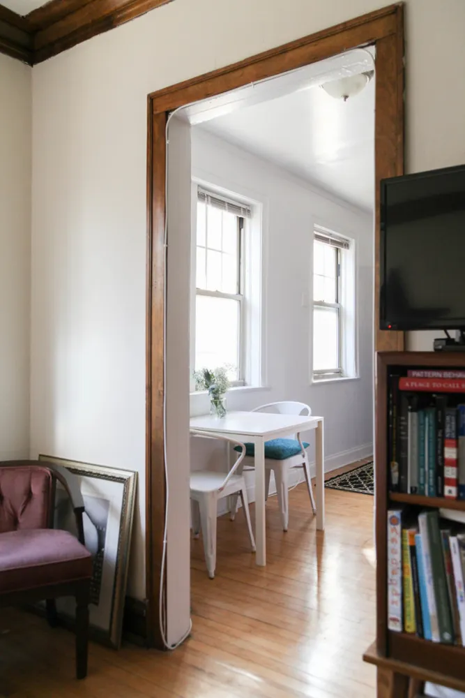 My Servista: Trä-och-vit charm i en grafisk designers lägenhet