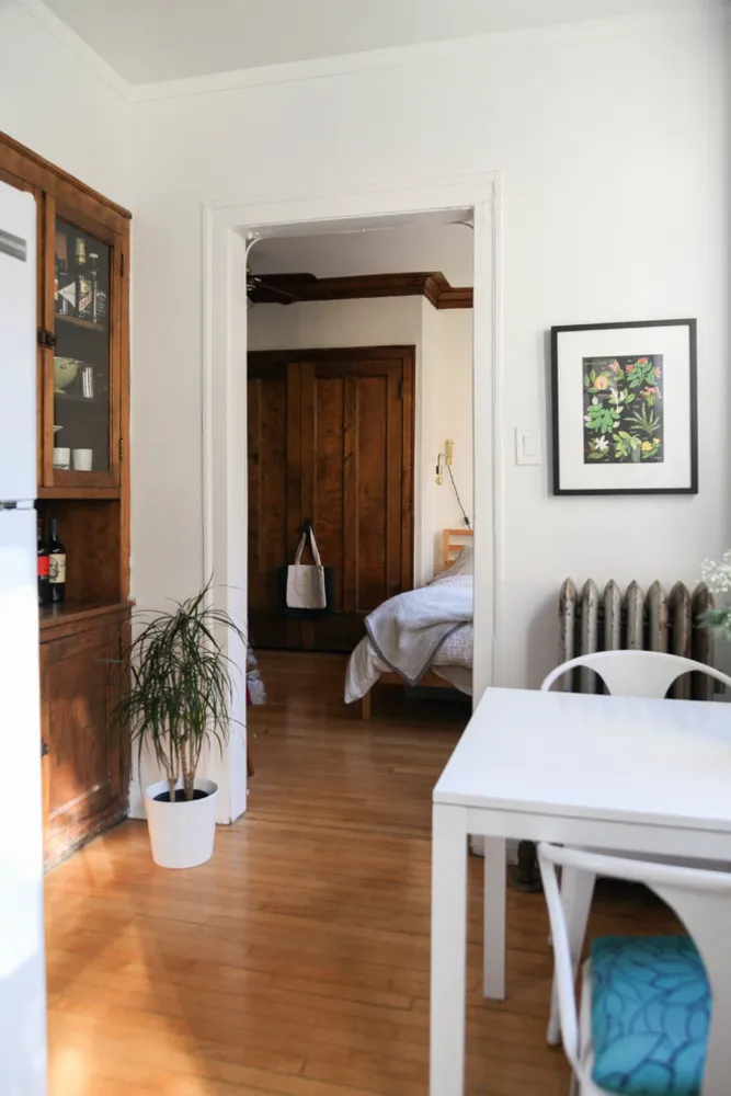 My Servista: Trä-och-vit charm i en grafisk designers lägenhet