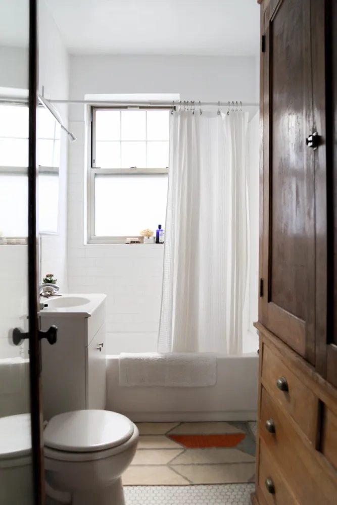 My Servista: Trä-och-vit charm i en grafisk designers lägenhet