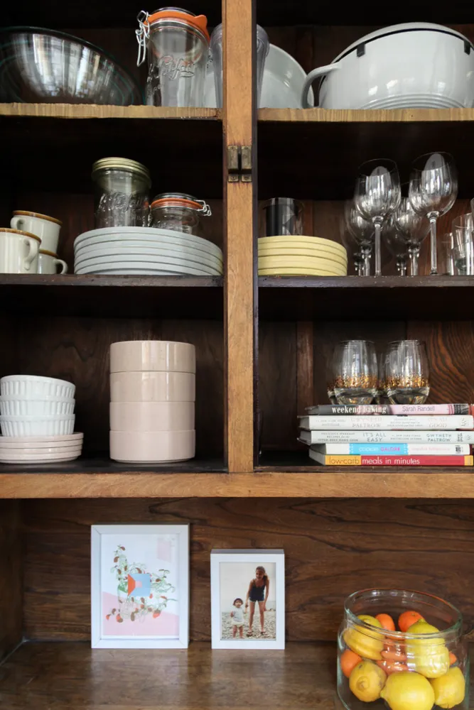 My Servista: Trä-och-vit charm i en grafisk designers lägenhet