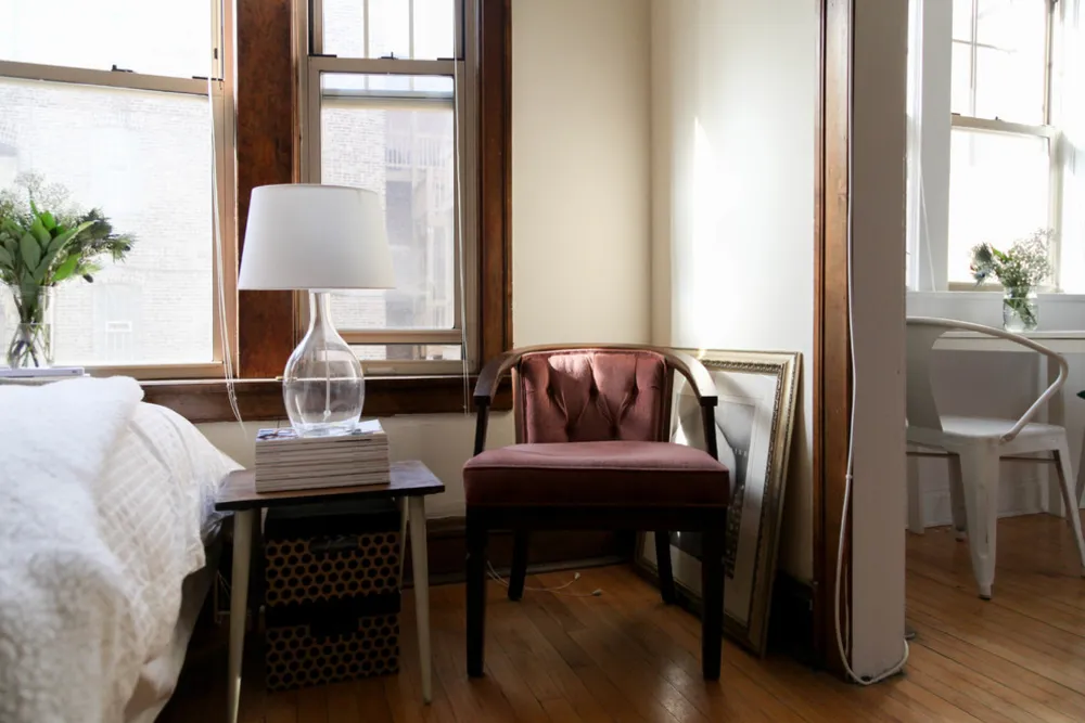 My Servista: Trä-och-vit charm i en grafisk designers lägenhet