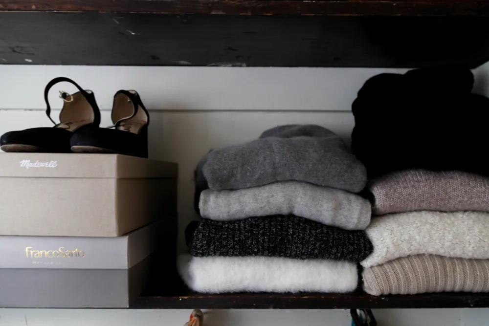 My Servista: Trä-och-vit charm i en grafisk designers lägenhet