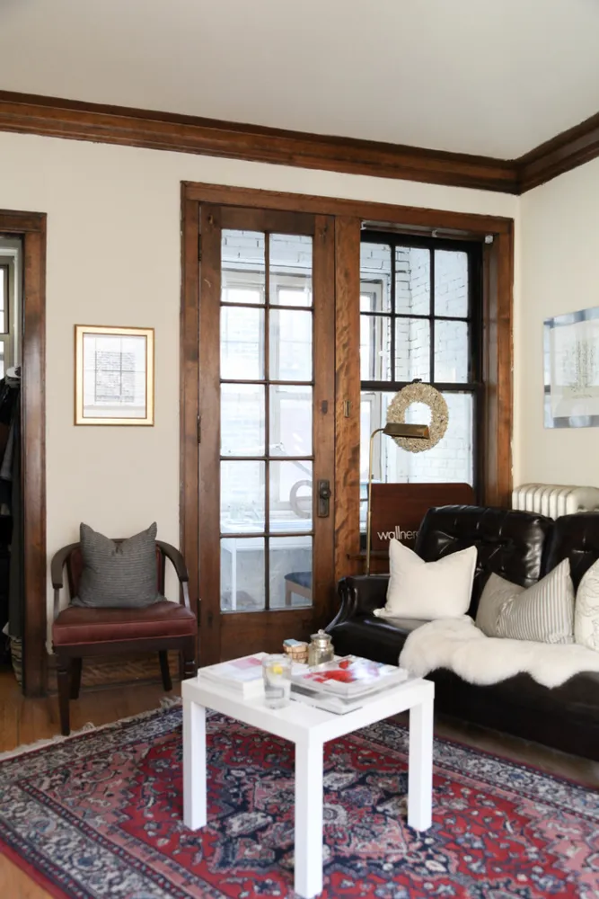 My Servista: Trä-och-vit charm i en grafisk designers lägenhet