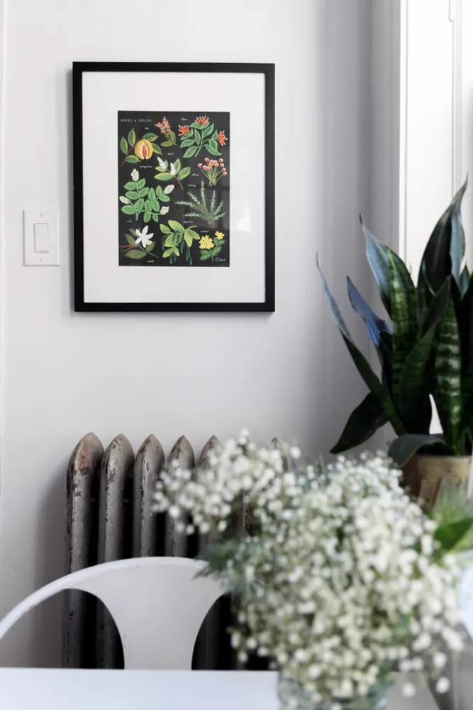 My Servista: Trä-och-vit charm i en grafisk designers lägenhet