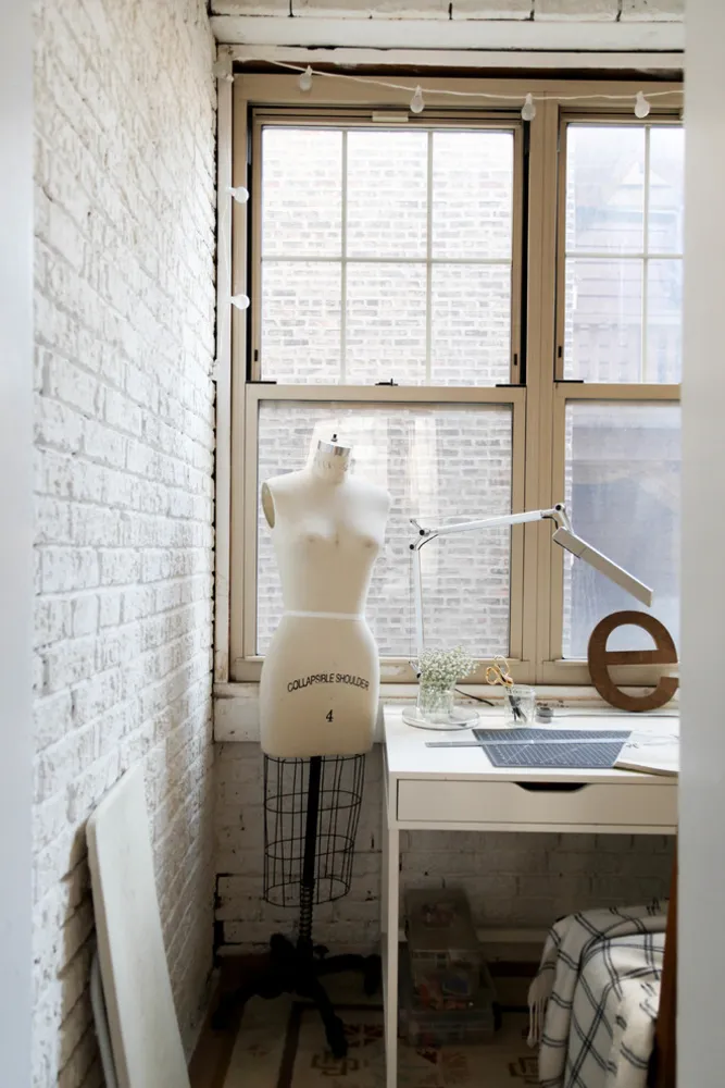 My Servista: Trä-och-vit charm i en grafisk designers lägenhet