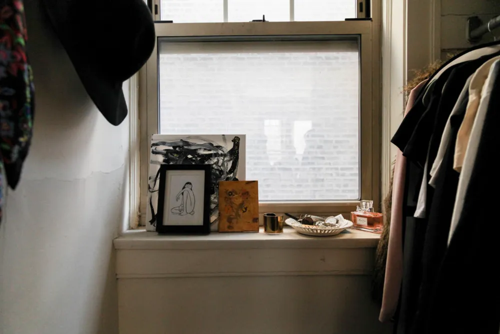 My Servista: Trä-och-vit charm i en grafisk designers lägenhet