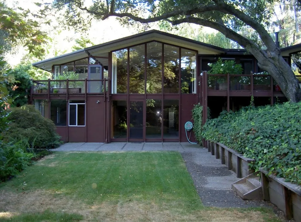 Umgestaltung von Atherton aus der Mitte des Jahrhunderts