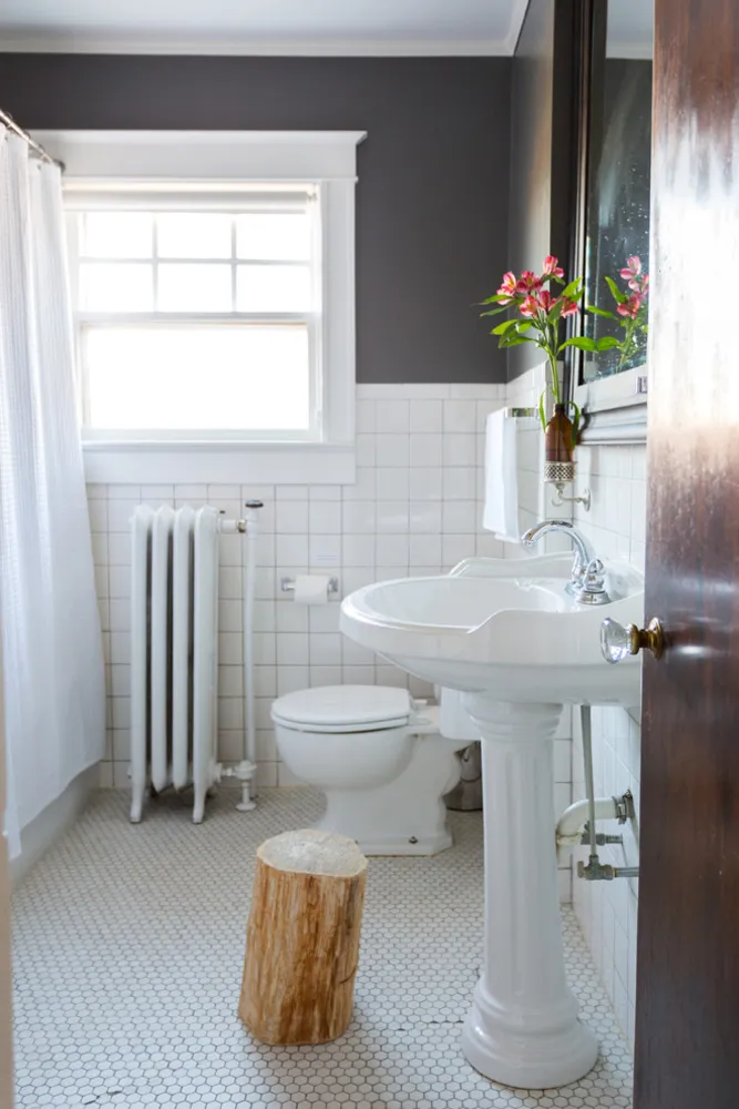 My Servista: Original Art and Vintage Treasures Fill a Missouri Home