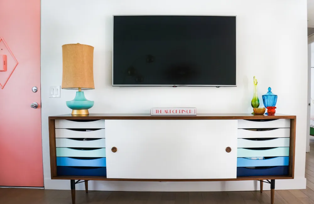 Pastely a náladový kýč vytvářejí časovou kapsli z poloviny století v Palm Springs