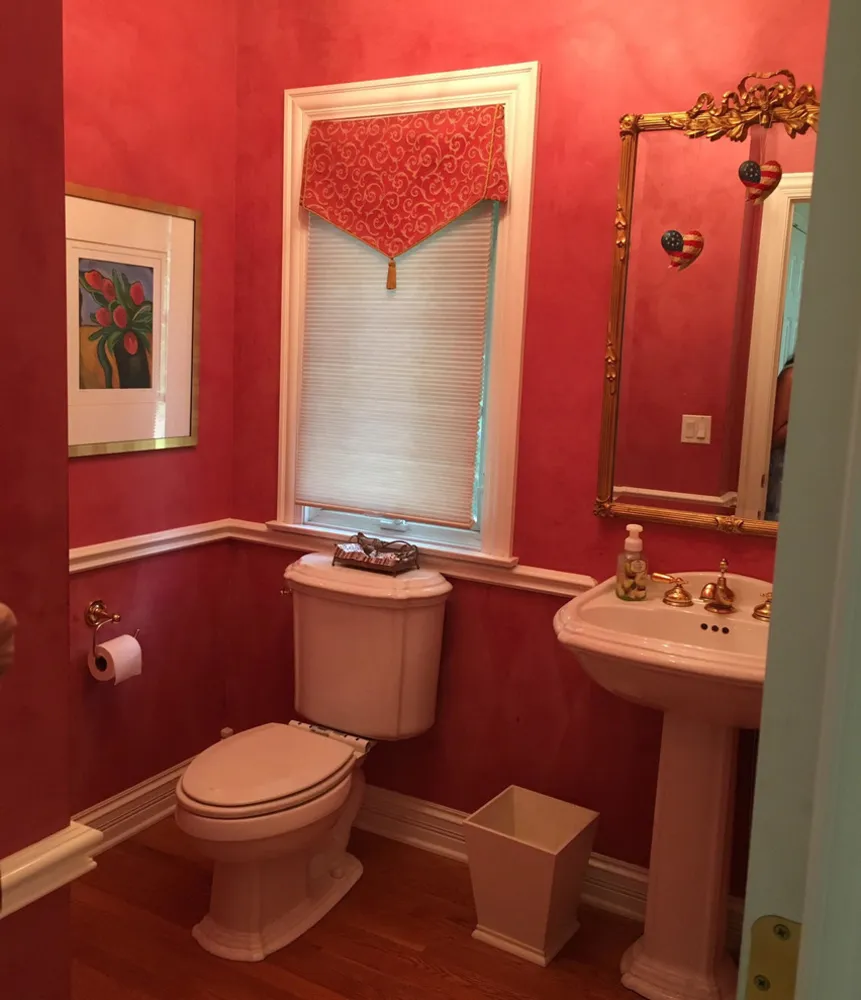Fiori botanici e ottone Wow in un grazioso bagno di servizio