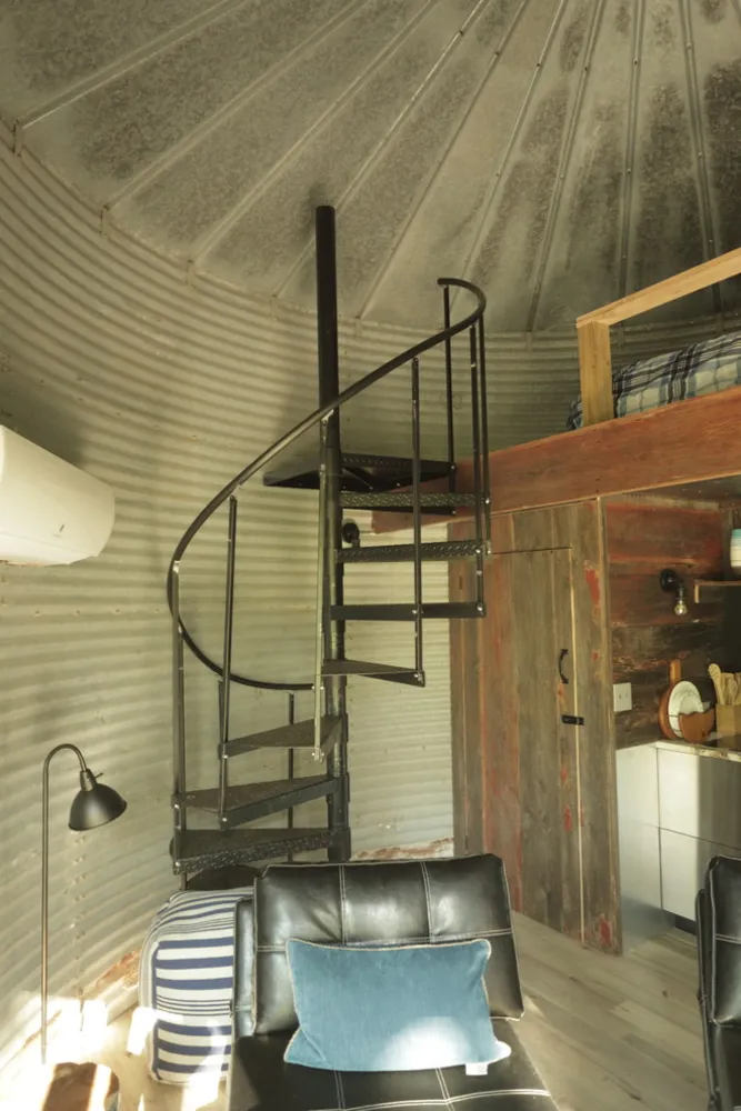 Piccola casa di caccia per il cestino del grano