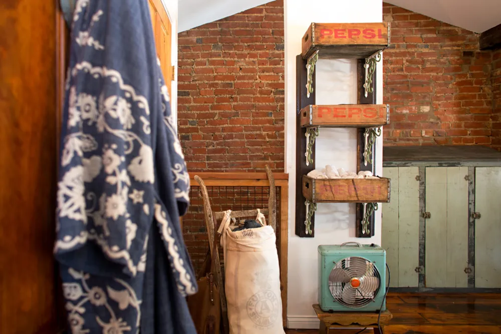 Servista'ım: 1865 Cincinnati Brick Loft'ta Tatlı Vintage Dokunuşlar