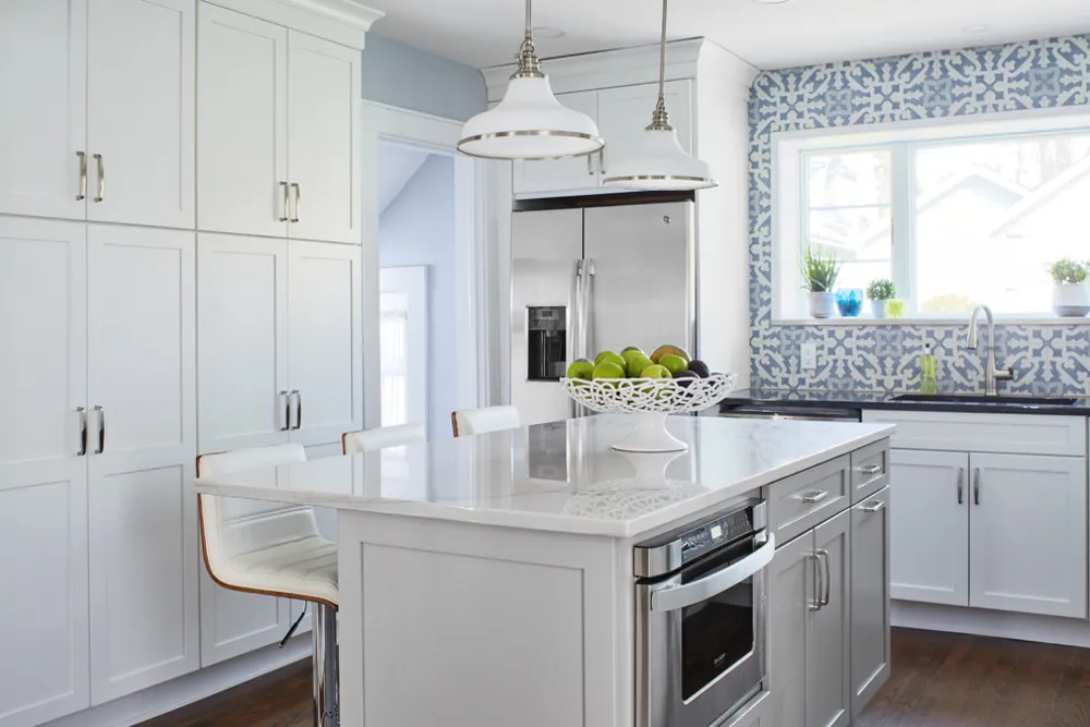 Arka pencereye, yeni adaya ve ankastrelere doğru mutfağın görünümü