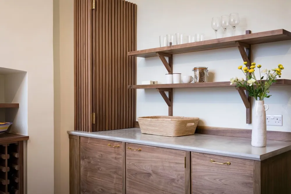 Stylowa wolnostojąca kuchnia w kolorze orzecha z betonowymi blatami