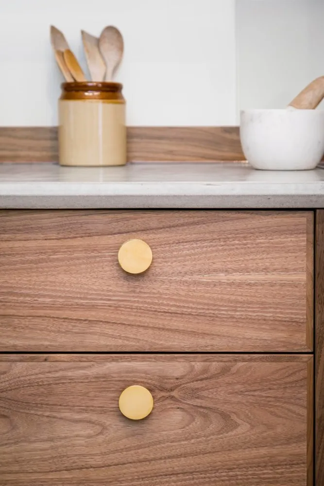 Stylowa wolnostojąca kuchnia w kolorze orzecha z betonowymi blatami